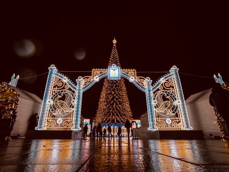 Дед Мороз страны зажёг новогоднюю ёлку на Соборной Площади в Белгороде.